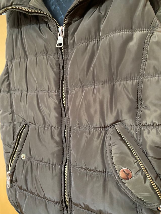 Chaleco verde kaki con capucha y cuello