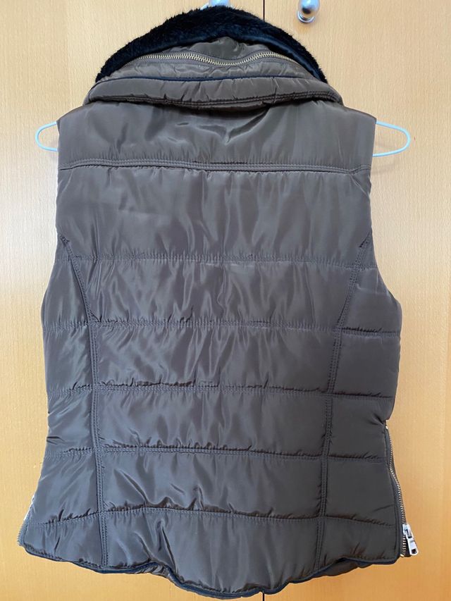 Chaleco verde kaki con capucha y cuello