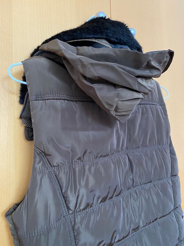 Chaleco verde kaki con capucha y cuello