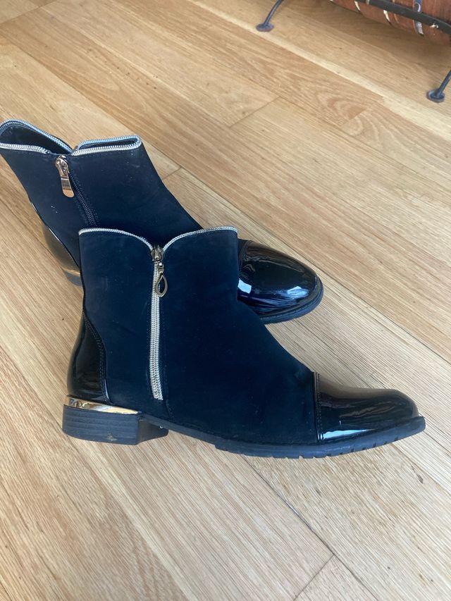 Botines negros y dorados