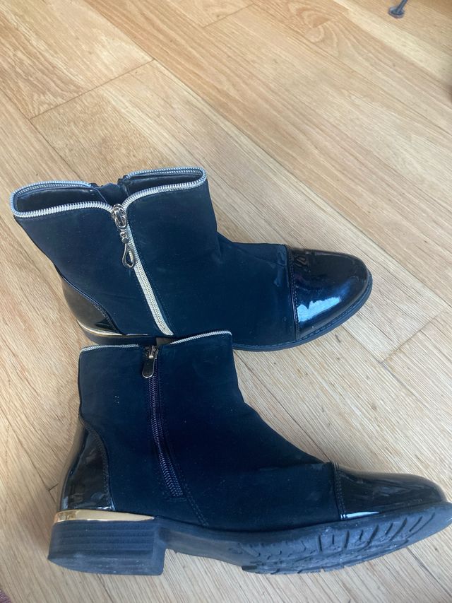 Botines negros y dorados