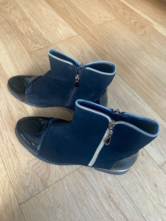 Botines negros y dorados