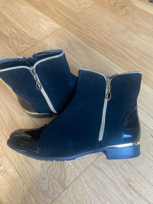 Botines negros y dorados