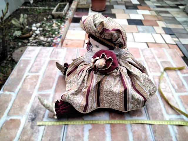 Bambola antica porcellana 2 pezzi dondolo gratis