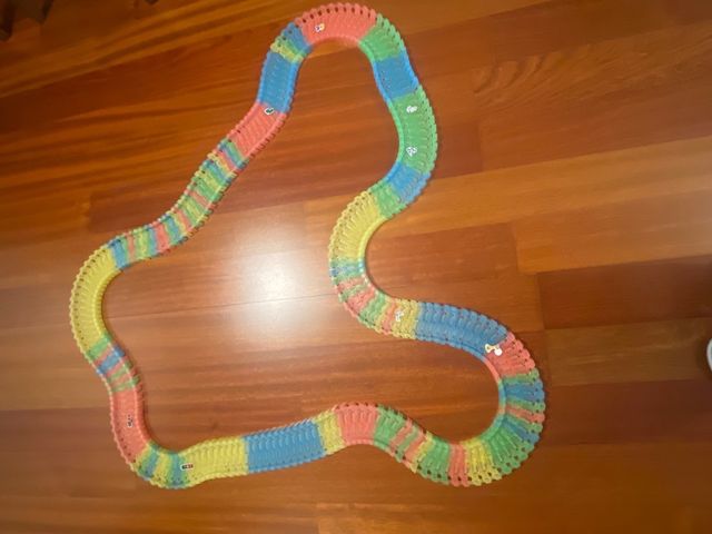 Carretera flexible que brilla en oscuridad