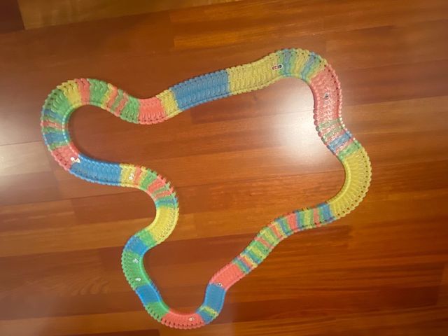 Carretera flexible que brilla en oscuridad