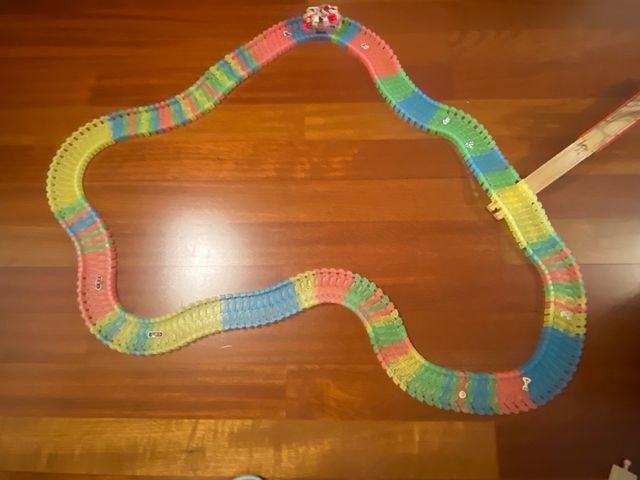 Carretera flexible que brilla en oscuridad