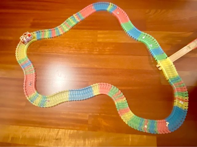 Carretera flexible que brilla en oscuridad