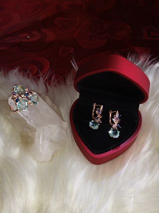 Conjunto de Anillo y Pendientes y Colgante