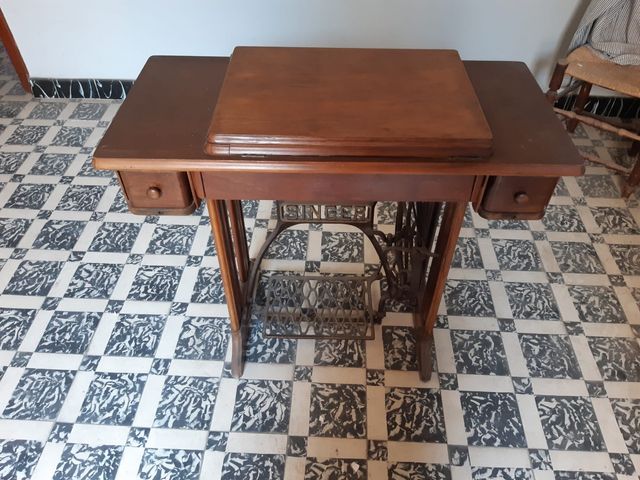 Maquina de coser. URGE VENDER