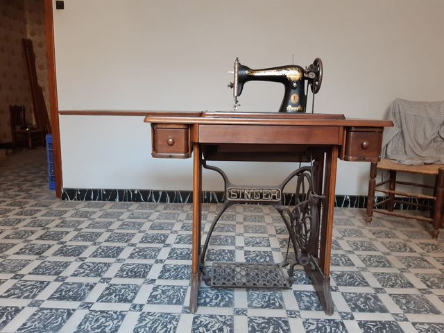 Maquina de coser. URGE VENDER