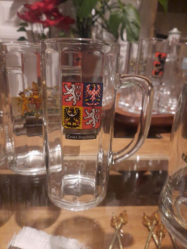 5 Jarras cerveza con escudos de Países