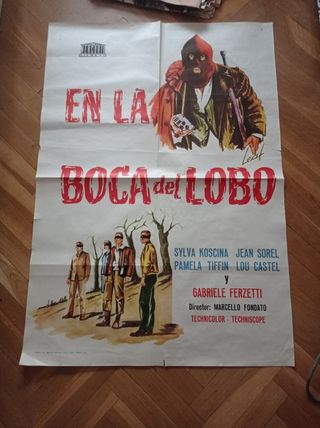 antiguo cartel de cine original en la boca del lob