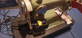 Maquina coser Alfa con motor y maleta