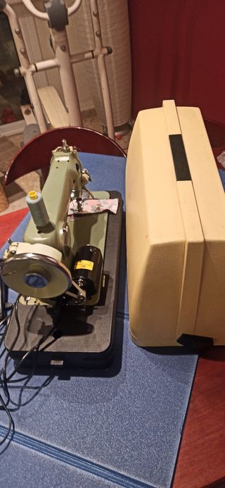 Maquina coser Alfa con motor y maleta