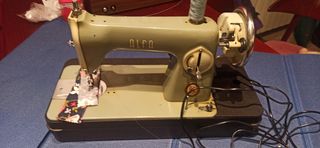Maquina coser Alfa con motor y maleta