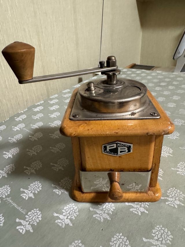 macinino antico piccolo peugeot