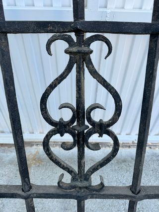 Antigua reja maciza hecha a fragua.