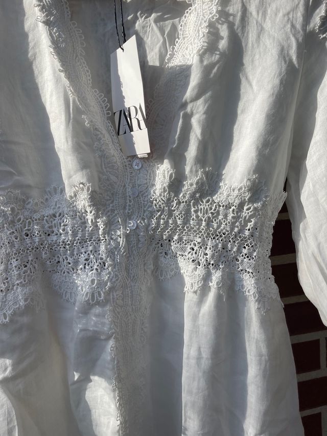 Vestido corto, blanco, escote pico y manga corta