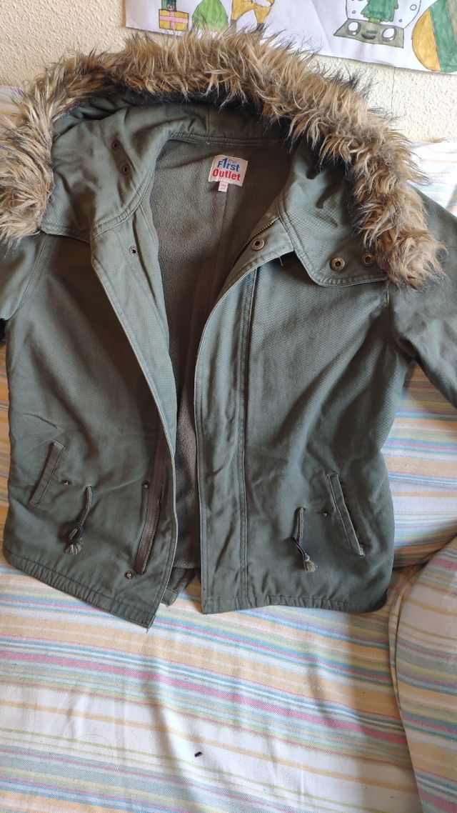 Abrigo parka verde caqui con capucha talla 14 años
