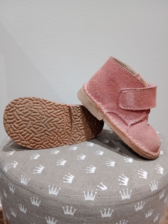 Botín ante rosa niña