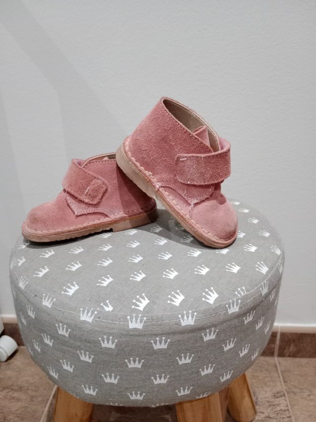 Botín ante rosa niña