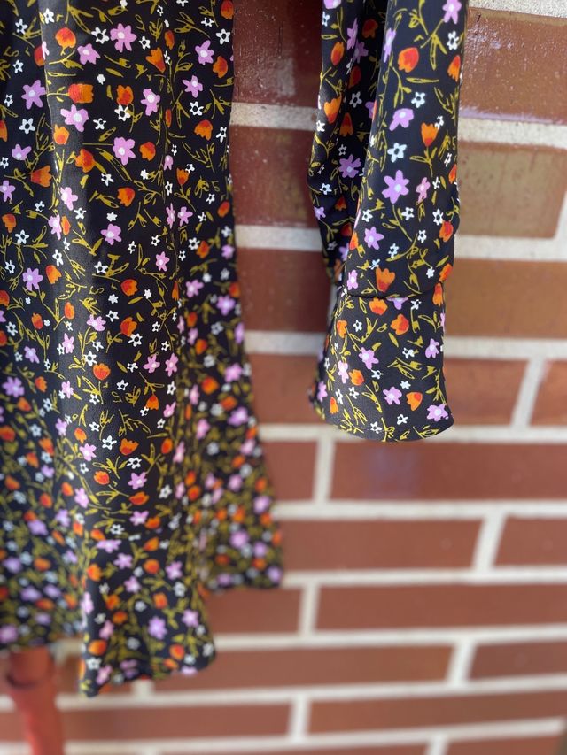 Vestido escote pico y manga larga