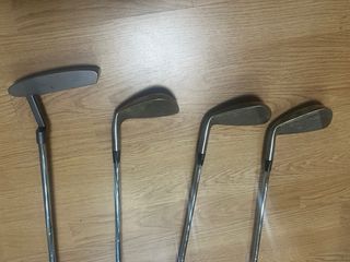 palos de golf y bolsa de transporte