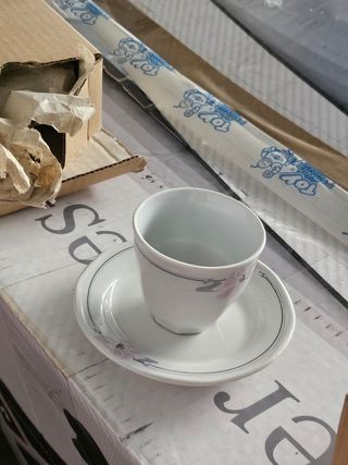 12 tazas de café con su plato.