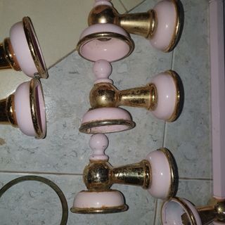 Accesorios baño rosas y dorados metal