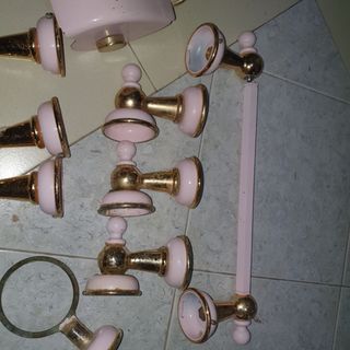 Accesorios baño rosas y dorados metal