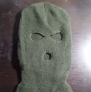 pasamontañas de lana color verde kaki, muy elastic