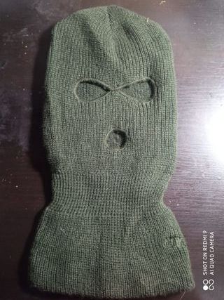 pasamontañas de lana color verde kaki, muy elastic