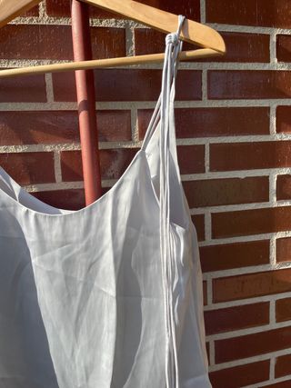 Top plateado satinado, escote redondo