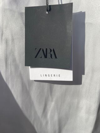 Top plateado satinado, escote redondo