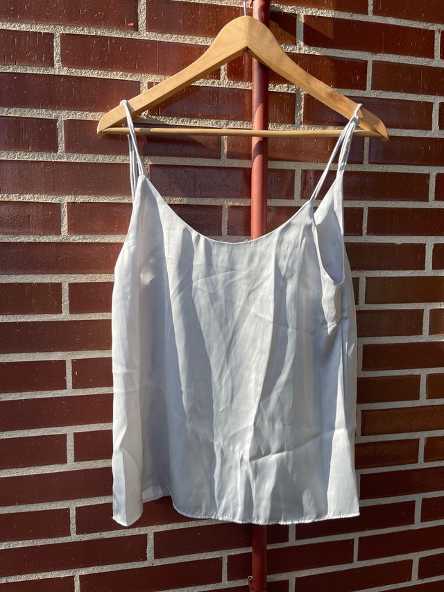 Top plateado satinado, escote redondo