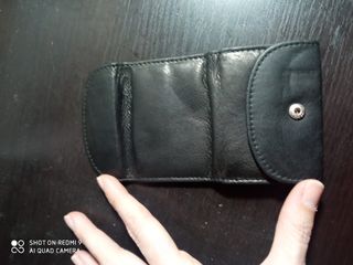 pequeño monedero d cuero negro con mini billetera