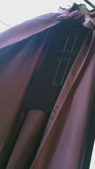 Capa medieval larga con capucha