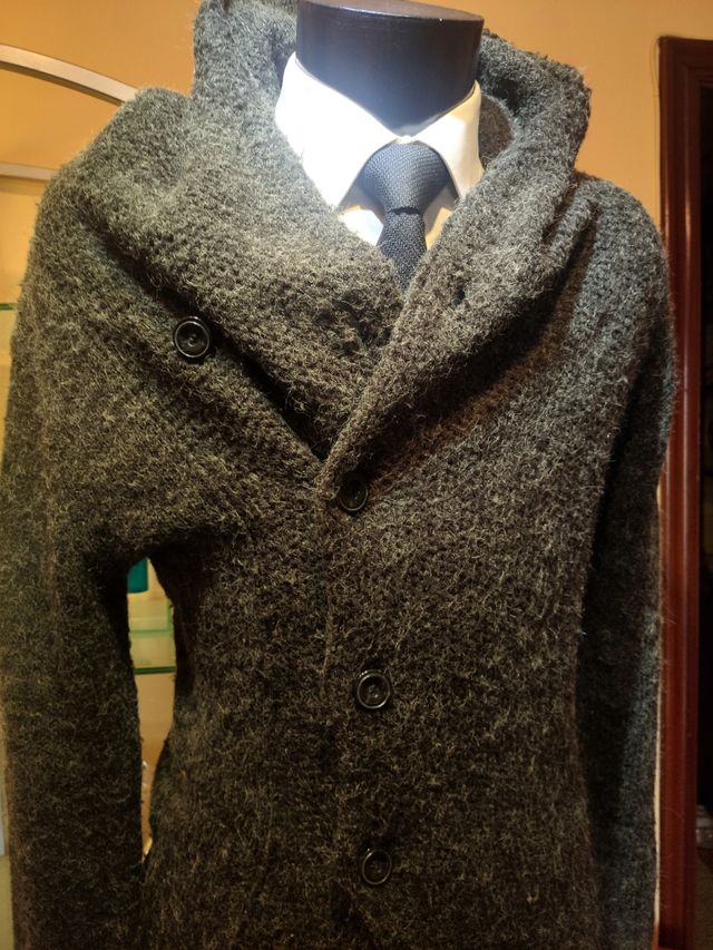 CHAQUETA PUNTO ASIMÉTRICA HOMBRE