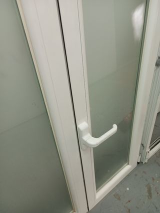 VENTANA ABATIBLE DE DOS HOJAS OSCILOBATIENTE.