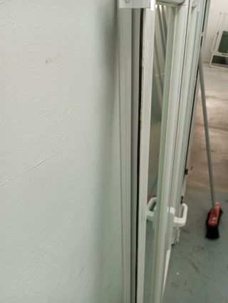 VENTANA ABATIBLE DE DOS HOJAS OSCILOBATIENTE.