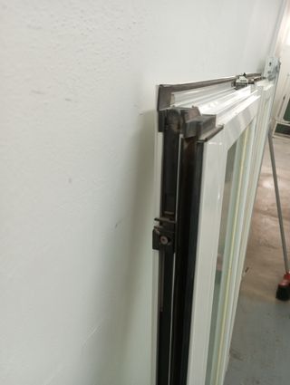 VENTANA ABATIBLE DE DOS HOJAS OSCILOBATIENTE.