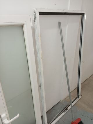 VENTANA ABATIBLE DE DOS HOJAS OSCILOBATIENTE.