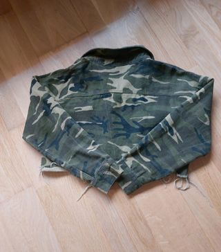 Cazadora vaquera print militar.