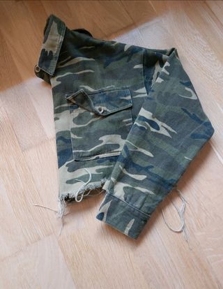 Cazadora vaquera print militar.