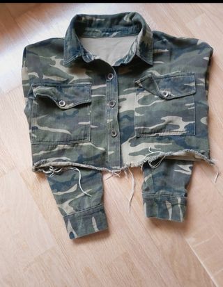 Cazadora vaquera print militar.