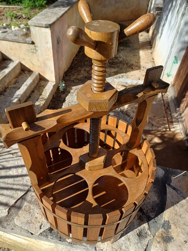 Porta bottiglie in legno.