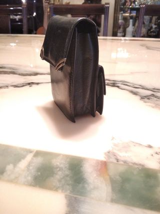 Pitillera de piel negra con bolsillo