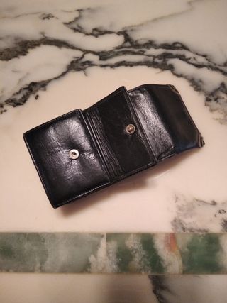 Pitillera de piel negra con bolsillo