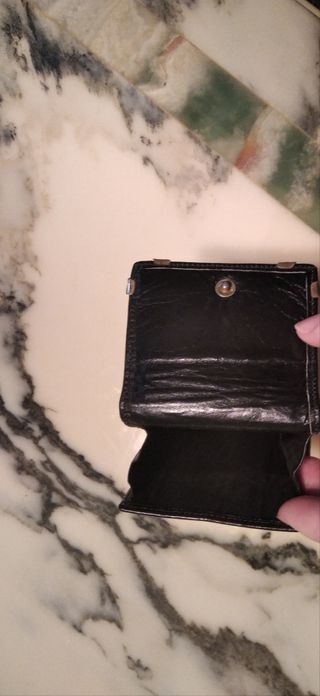 Pitillera de piel negra con bolsillo